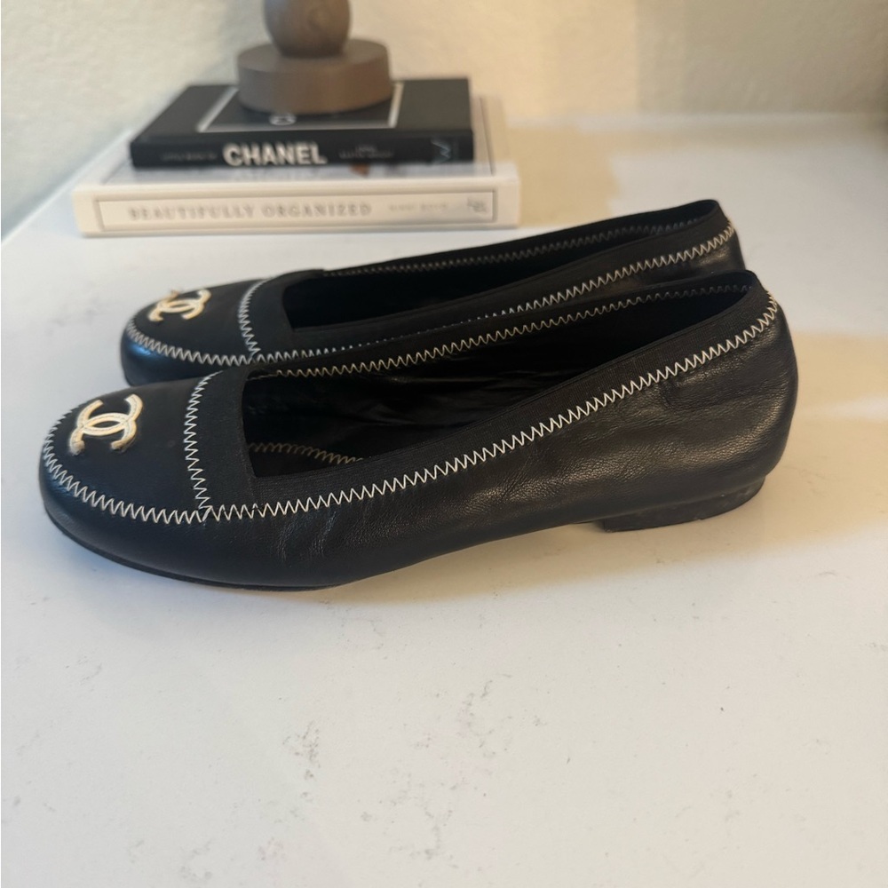 Chanel Vintage Black and White Loafers Size 35.5 - Picture 4 of 5